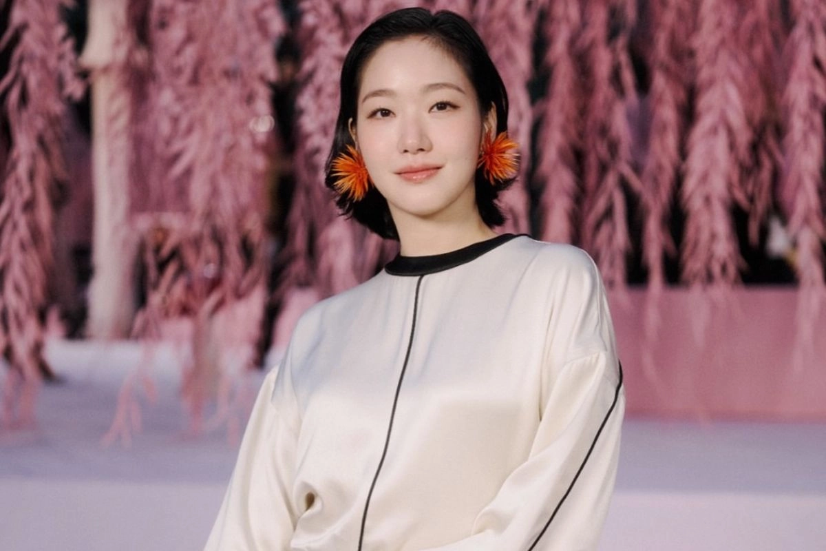 Gaya Kim Go eun di Front Row Chanel Paris, Elegan dengan Nuansa Krem
