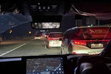 Mobil Mewah PSI Ramai-ramai Kawal Jokowi ke Arena Rakernas di Makassar