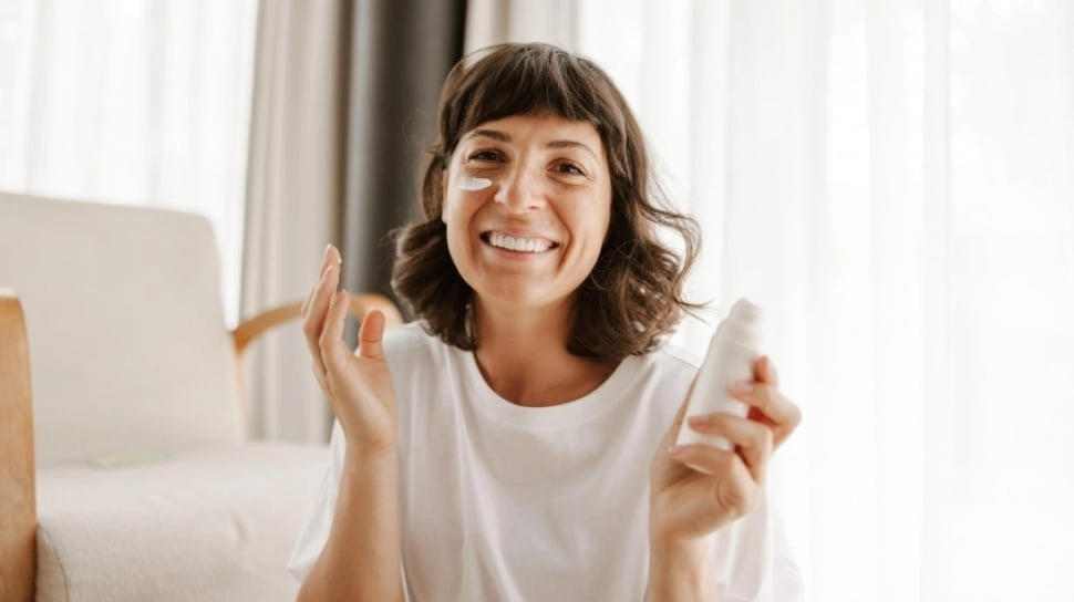 5 Sunscreen SPF 50 untuk Anti-aging Usia 45 Tahun agar Awet Muda