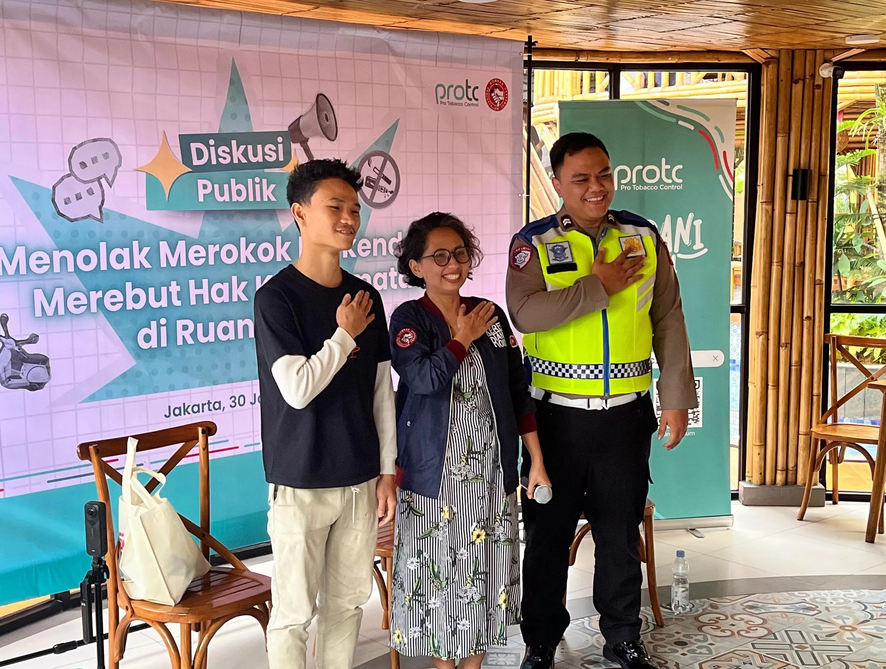 Bahaya Merokok Saat Berkendara: Dari Keluhan Publik hingga Gugatan ke MK