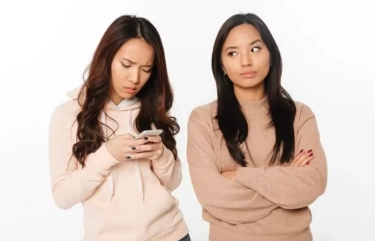 Psikologi Ungkap: 7 Alasan Orang Dewasa Emosional Memilih Meninggalkan Pertemanan Palsu, Harga Diri Salah Satunya