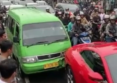 Viral di Media Sosial! Angkot Tabrak Ferrari, Hasil Rekayasa AI?