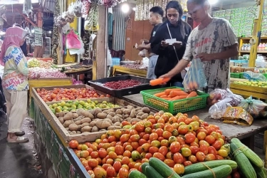 Ekonomi 2026 Stabil, Mengapa Tekanan Rumah Tangga Masih Terasa?