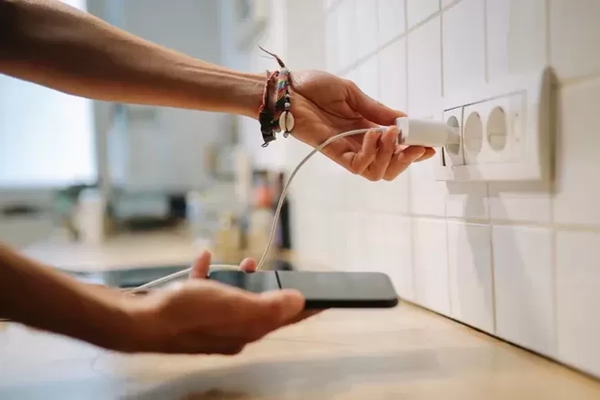 Kelihatan Sepele, Charger yang Ditinggal Menancap Bikin Listrik Boros