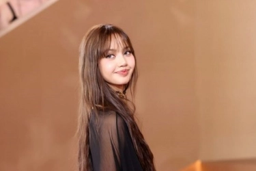 Lisa BLACKPINK Tampil Anggun dalam Balmain Couture, Angkat Warisan Ratu Sirikit