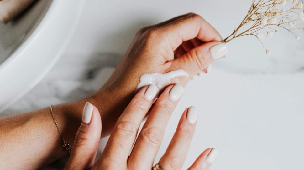 Body Serum vs Body Lotion, Mana yang Lebih Efektif Melembapkan dan Mencerahkan Kulit?