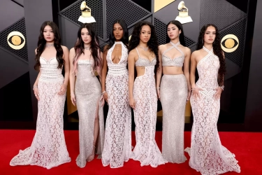 Debut di Grammy 2026, KATSEYE Memukau dalam Balutan Gaun Serba Putih