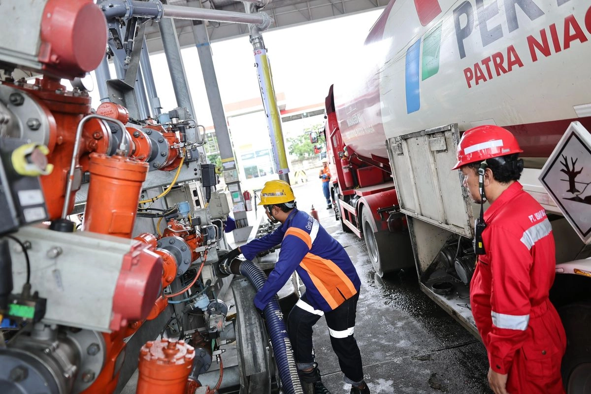 Paradoks BBM: Harga Turun di Pompa, Produksi Terjun Bebas