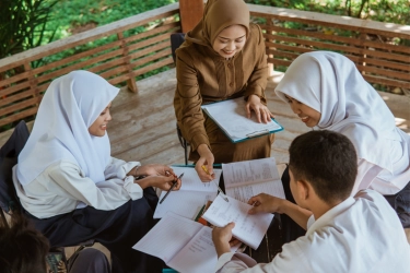PGRI Heran Honorer Hanya di Profesi Guru: Kalau Polisi, TNI, Jaksa, Hakim, hingga DPR Tidak Ada