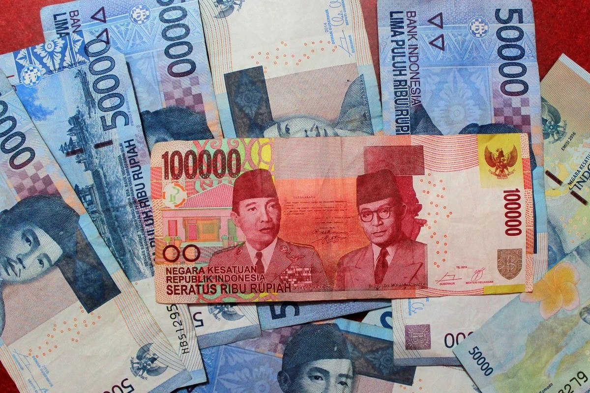 Rupiah Dibuka Menguat, IHSG Justru Anjlok Pagi Ini