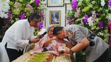 Istri Jenderal Hoegeng, Meriyati Roeslani Meninggal Dunia, Mabes Polri Sampaikan Duka Cita Mendalam