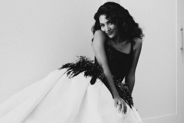 Olivia Dean Memukau dengan Gaun Chanel di Grammy Awards 2026