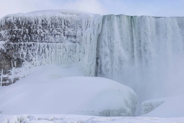 Air Terjun Niagara Membeku, Wisatawan Justru Berdatangan
