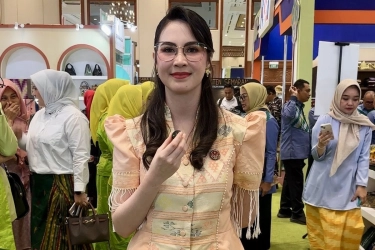 Arumi Bachsin Pakai Busana Tenun yang Didesain Sendiri