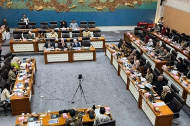 Menpar Disindir Lagi karena Jawab Pertanyaan Anggota DPR Lewat Medsos
