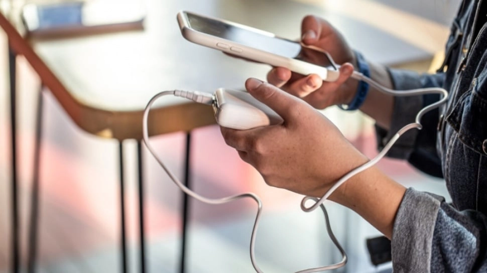 5 Powerbank 20.000 mAh Murah yang Aman Masuk Pesawat, Traveler Wajib Punya!