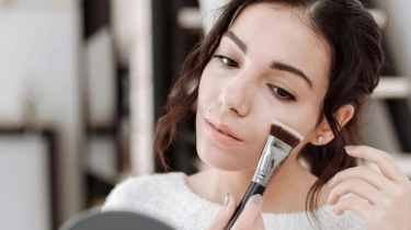 Trik Skin Prep agar Foundation Tidak Cakey di Kulit Bertekstur, Rahasia Makeup Mulus Seharian!