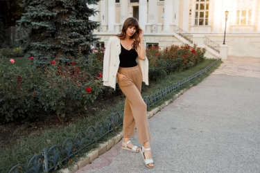 10 Rekomendasi Warna yang Cocok Dipadukan dengan Celana Beige agar Tampil Menarik dan Menonjol