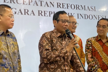 DPR Ganti Inosentius Samsul Jadi Adies Kadir, Mahfud MD: Seakan Mempermalukan Orang