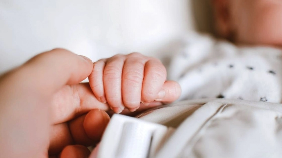 Bayi Sering Gumoh? Umumnya Normal, Tapi Wajib Kenali Tanda Bahaya GERD