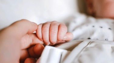 Bayi Sering Gumoh? Umumnya Normal, Tapi Wajib Kenali Tanda Bahaya GERD