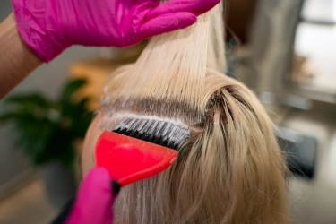 8 Tanda Rambut Harus Berhenti Dibleaching, Termasuk Mudah Patah