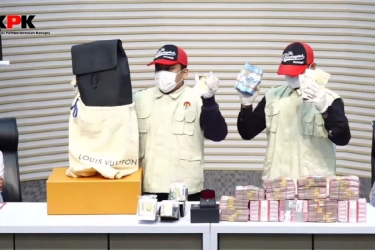 KPK Pamerkan Barang Sitaan OTT Bea Cukai: Ada Gepokan Uang, Logam Mulia dan Tas LV