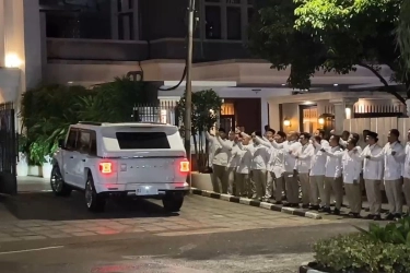 Prabowo Disambut Yel-yel Kader Saat Pulang ke Kertanegara Untuk Rayakan HUT Ke-18 Gerinda
