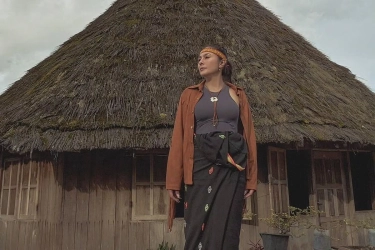 6 Gaya Wulan Guritno di NTT, Elegan dengan Kain Songke