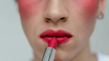 7 Lipstik 3in1 Praktis untuk Pewarna Bibir, Blush On, dan Eyeshadow