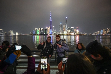 Jalan Kaki 1,5 Tahun, Warga Perancis Akhirnya Tiba di Shanghai