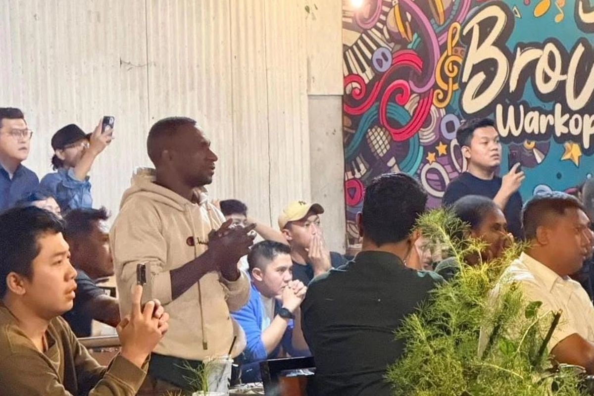 Momen Seskab Teddy Tegang hingga Lompat-lompat Saat Nobar Final AFC Futsal Bareng Warga