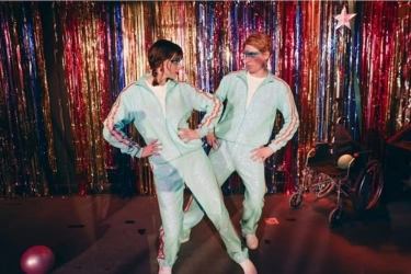 Taylor Swift Tampil Total dengan Fashion 90-an di Video Musik Opalite
