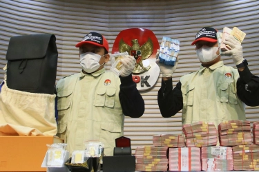 Tren Suap Pakai Emas, Lebih Ringkas Buat Koruptor