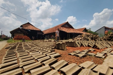 Gentengisasi: Ketika Atap Rumah Jadi Urusan Negara