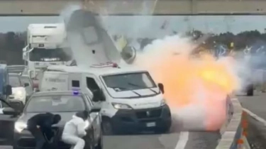 Aksi Bak Film Hollywood: Perampok Bersenjata Ledakkan Mobil Uang di Jalan Raya Italia Selatan