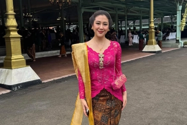 7 Gaya Sherina Munaf Hadiri Tingalan Jumenengan Mangkunegaran, Kebaya Fuchsia Curi Perhatian