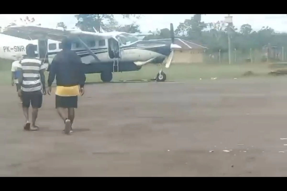 Polisi Buru Penembak Pesawat Smart Air di Papua