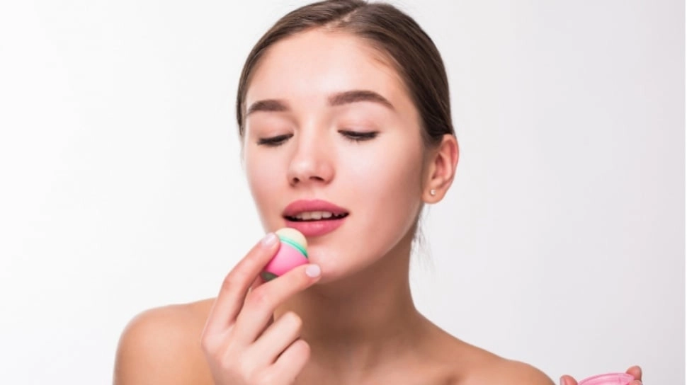 Bolehkah Pakai Lip Balm saat Puasa? Ini 5 Rekomendasi Produk yang Tidak Berwarna