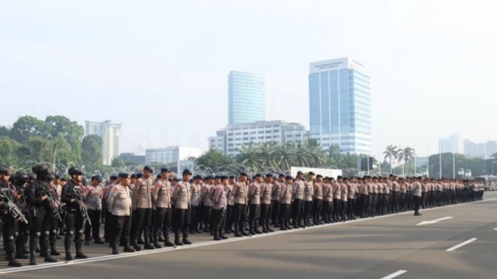 Hadirkan 'Wajah Humanis', 1.060 Polisi Siaga Kawal Demo Guru Madrasah di Depan Gedung DPR