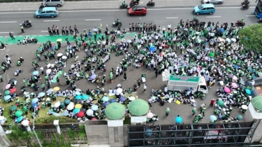 Polisi Bagi-Bagi Roti dan Air di Tengah Aksi Ribuan Guru Madrasah di Depan DPR