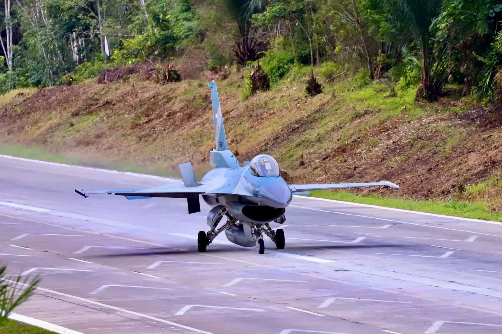 Keren, Lihat dari Dekat Detik-detik Pesawat Tempur F-16 TNI AU Mendarat di Jalan Tol Lampung