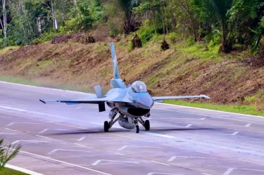 Keren, Lihat dari Dekat Detik-detik Pesawat Tempur F-16 TNI AU Mendarat di Jalan Tol Lampung