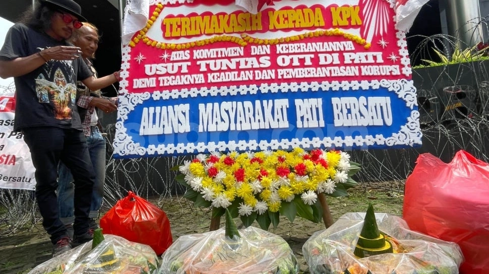 Bawa Nasi Tumpeng, Warga Pati Syukuran di KPK Usai Sudewo Ditahan