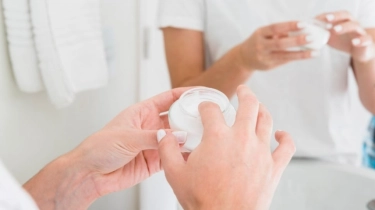 Beda Skincare dan Krim Dokter, Mana yang Lebih Ampuh Cegah Penuaan Dini?