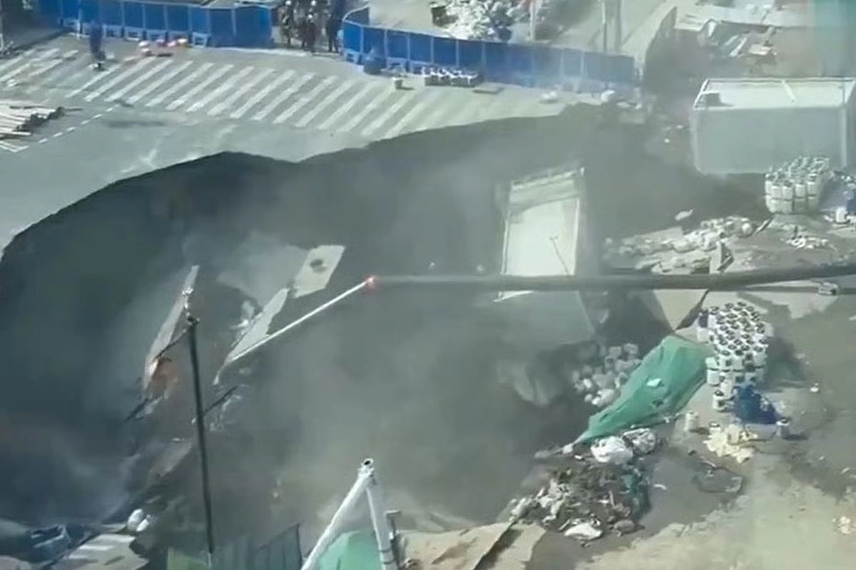 Detik-detik Munculnya Sinkhole Raksasa di Shanghai, Aspal Ambles dalam Sekejap