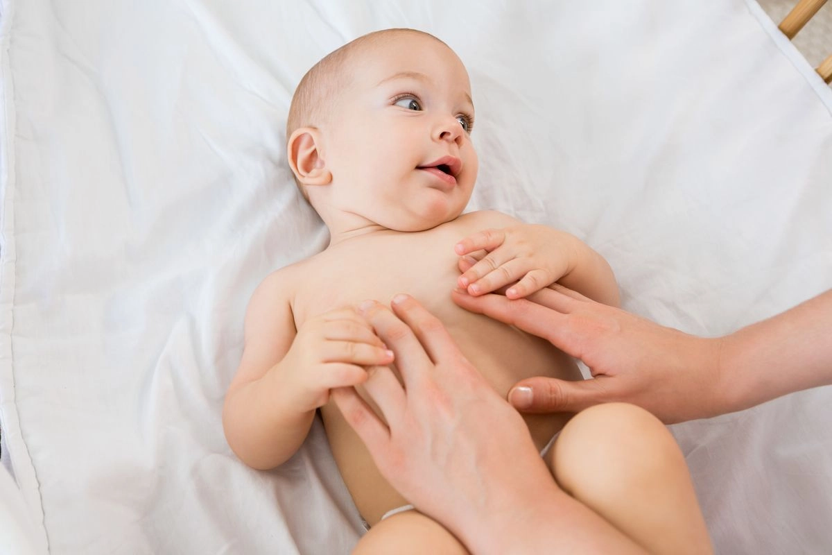 Hindari Bedak, Ini Kunci Merawat Kulit Bayi yang Tepat