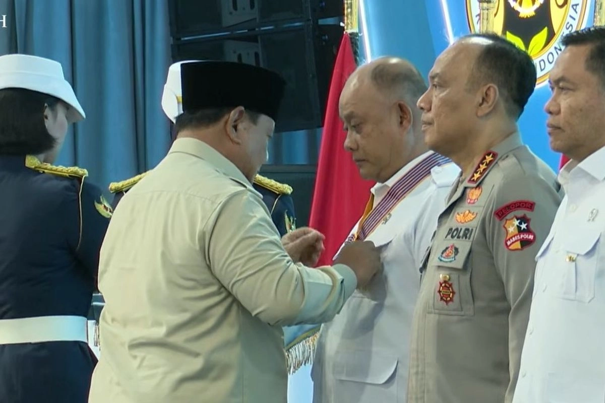 Prabowo Anugerahkan Bintang Jasa kepada Kepala BGN, Wakapolri, hingga Irwasum