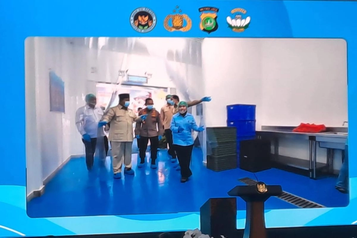 Prabowo Tiba di SPPG Palmerah Polri, Pakai APD dan Masker Saat Masuk Dapur
