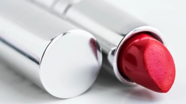 7 Lipstik yang Tidak Luntur Saat Makan Hidangan Imlek